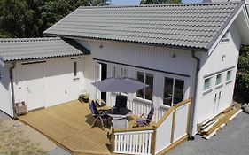 Fraesch Nybyggd Stuga Pa Getteroen Varberg